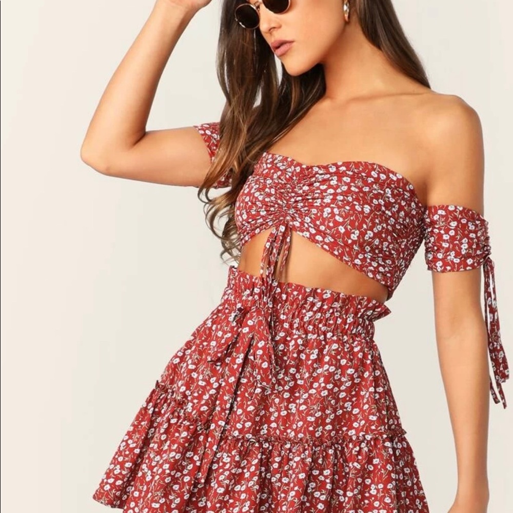 SHEIN Ditsy Floral Ruched Top & Flounce Skirt